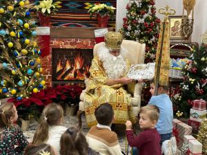 Saint Nicholas reading a book to children 