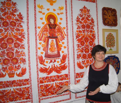 Halyna Nazarenko with Petrykivka paintings