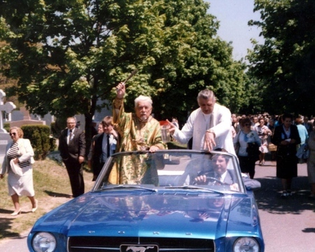 Metropolitan Mstyslav blessing graves on St. Thomas Sunday